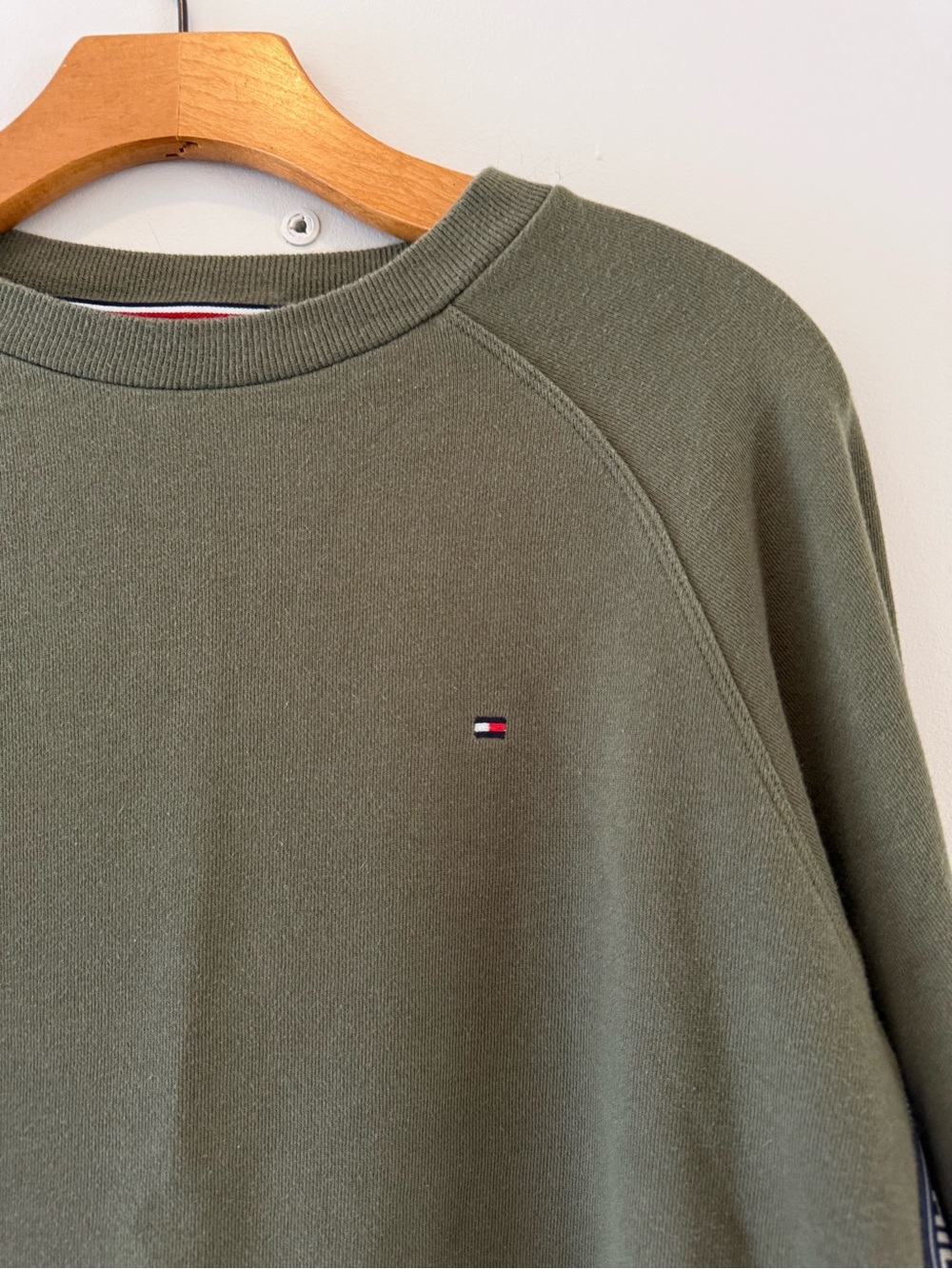 Tommy Hilfiger Olive Green Logo Tape Crewneck Sweatshirt Size M - Picture 2 of 7